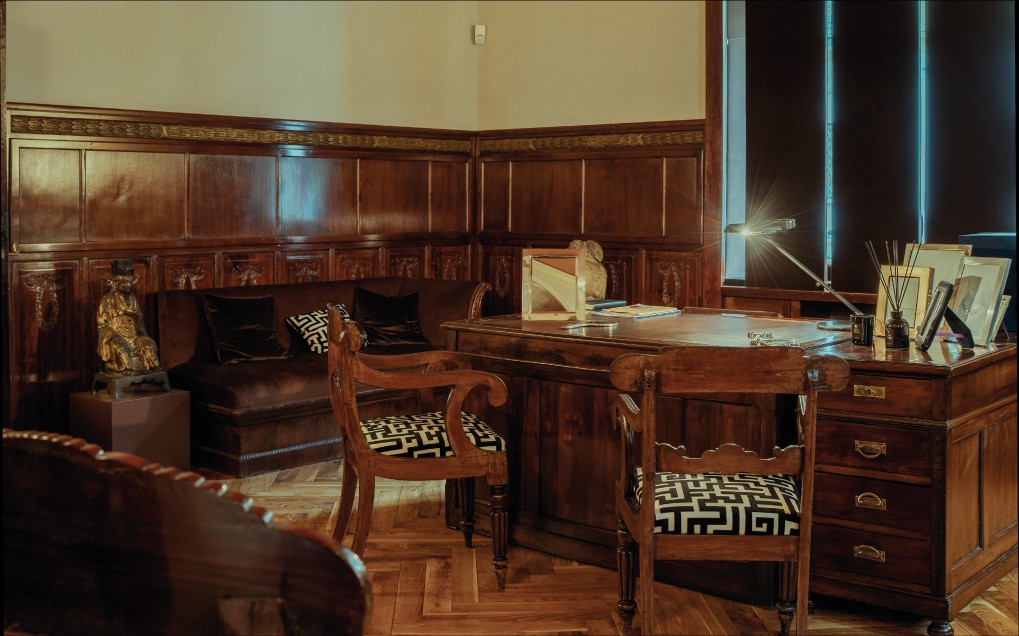 Interni della boutique Palmerio — studio classico con scrivania e arredi d'epoca